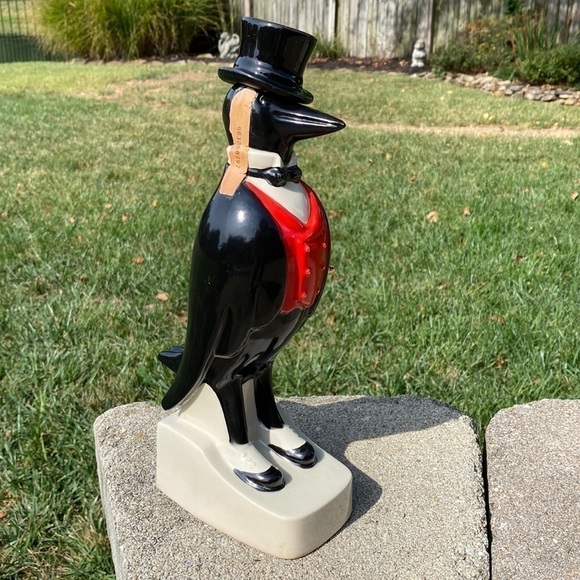 VINTAGE~1970’s~PORCELAIN~OLD CROW~KENTUCKY BOURBON DECANTER~RARE~VERY NICE 
~G22 - Picture 1 of 5
